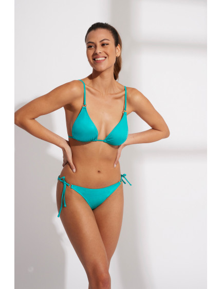 CONJUNTO TRIANGULAR CORTINA CON COPA EXTRAÍBLE CON BIKINI NORMAL TIRAS. TEJIDO CON ACABADO SATINADO