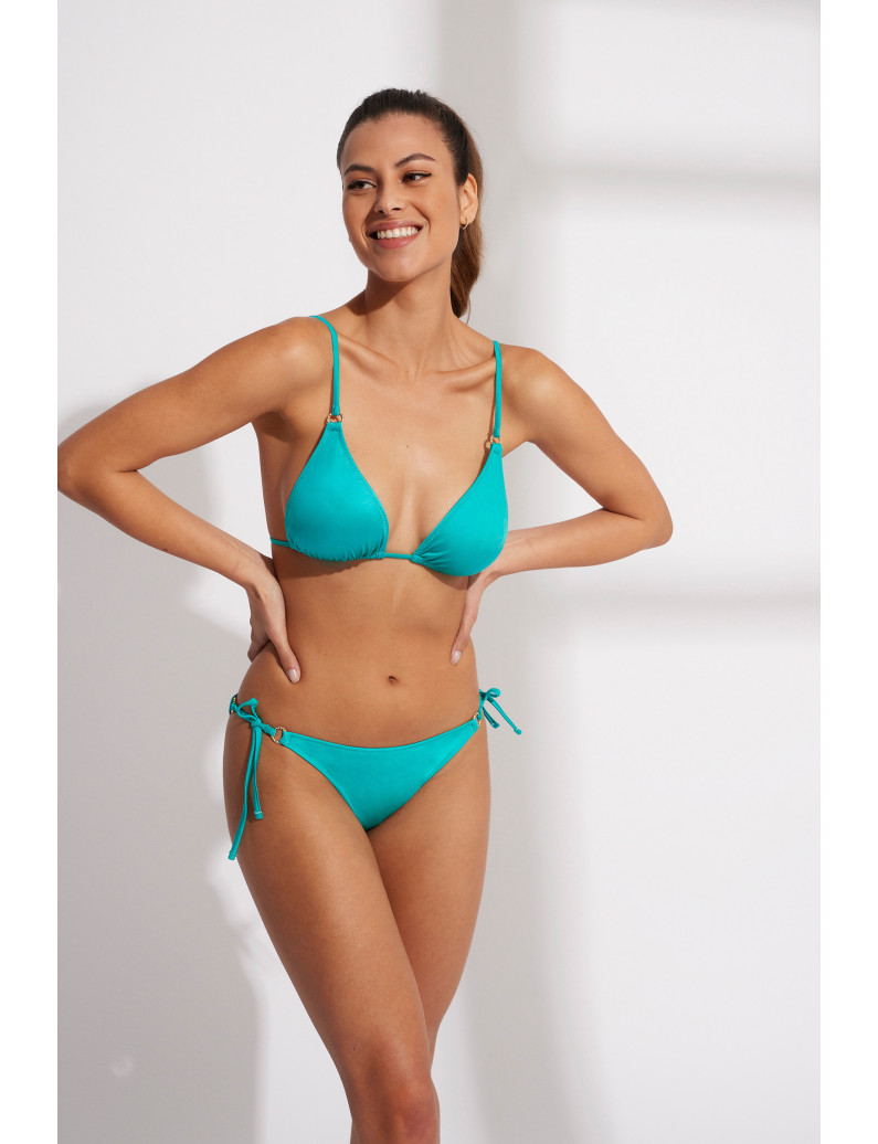 CONJUNTO TRIANGULAR CORTINA CON COPA EXTRAÍBLE CON BIKINI NORMAL TIRAS. TEJIDO CON ACABADO SATINADO