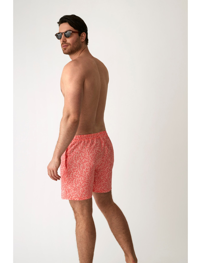 BAÑADOR HOMBRE ESTAMPADO CORAL. CINTURA AJUSTABLE CON CORDÓN. BOLSILLOS LATERALES Y TRASERO. TEJIDO FAST DRY.