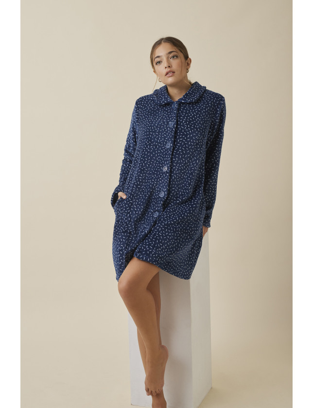 BATA  ABOTONADA TEJIDO PELUDO ESTAMPADO CORBATERO