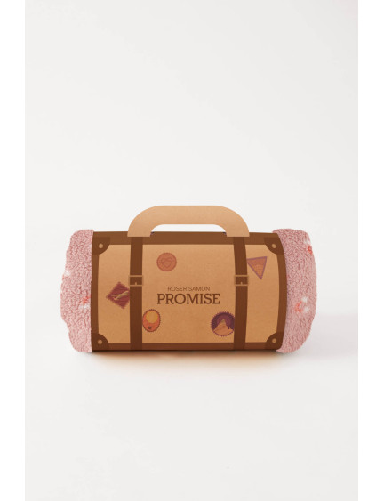 MANTA REALIZADA CON TEJIDO CALENTITO BORREGUITO DE ESTAMPADO ARCO IRIS. COMBÍNALO CON TU PIJAMA FAVORITO