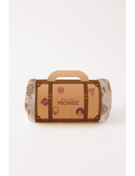 MANTA REALIZADA CON TEJIDO CALENTITO DE ESTAMPADO CORAZÓN. COMBÍNALO CON TU PIJAMA FAVORITO