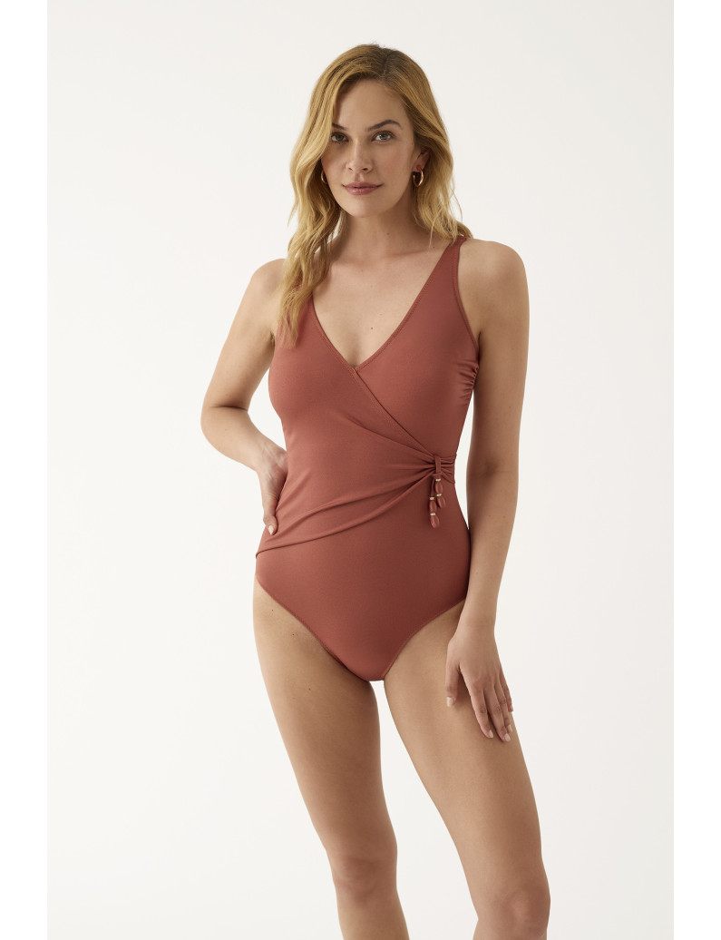 BAÑADOR REDUCTOR REFORZADO CON COPA FOAM Y SIN AROS. TEJIDO BRILLANTE