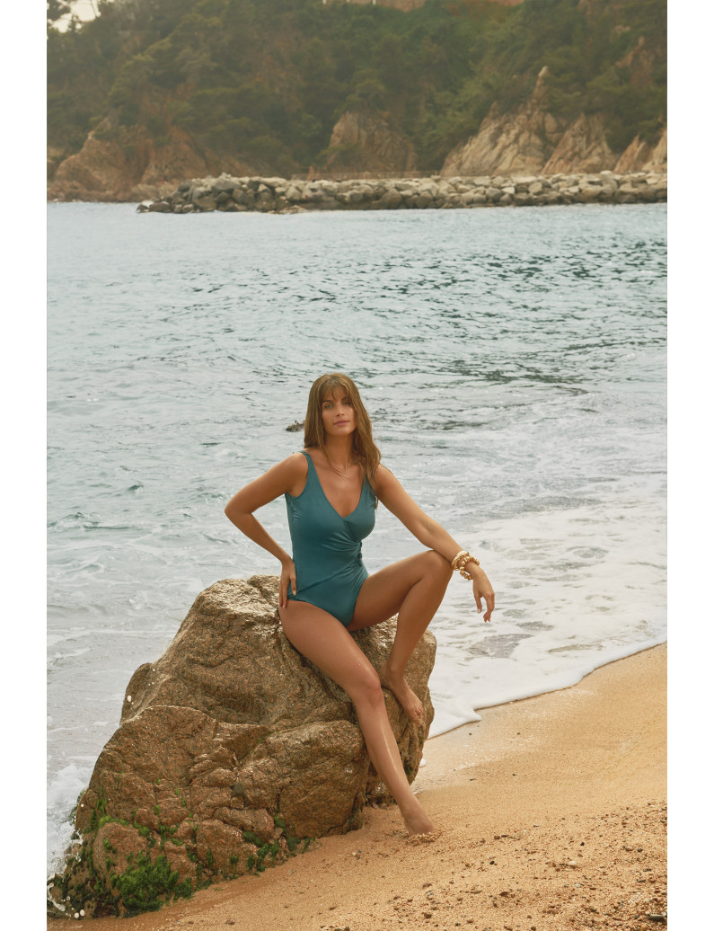 BAÑADOR REDUCTOR REFORZADO CON COPA FOAM Y SIN AROS. TEJIDO BRILLANTE EMERALD GLOW