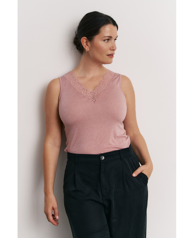CAMISETA INTERIOR CUELLO SIN MANGAS CUELLO PICO CON DETALLE ENCAJE A TONO DE CÁLIDO TEJIDO MODAL CON LANA