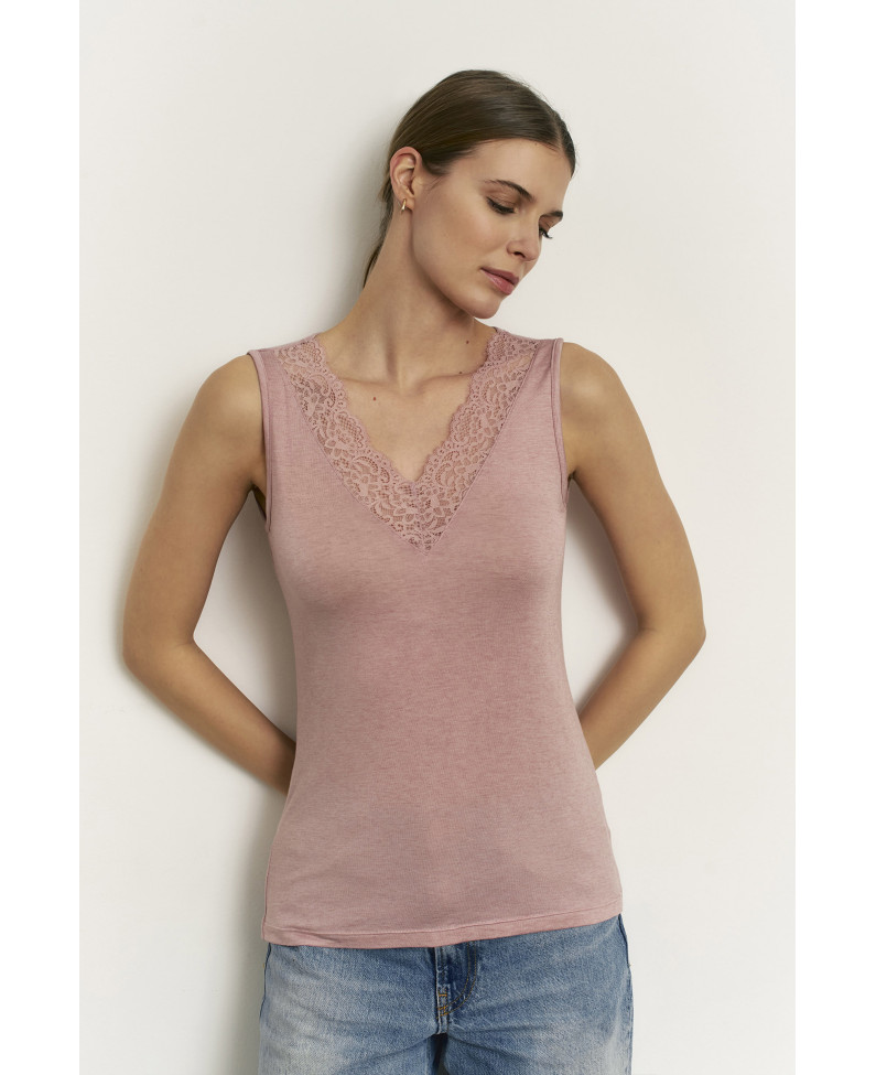 CAMISETA INTERIOR CUELLO SIN MANGAS CUELLO PICO CON DETALLE ENCAJE A TONO DE CÁLIDO TEJIDO MODAL CON LANA