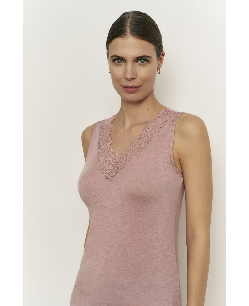 CAMISETA INTERIOR CUELLO SIN MANGAS CUELLO PICO CON DETALLE ENCAJE A TONO DE CÁLIDO TEJIDO MODAL CON LANA