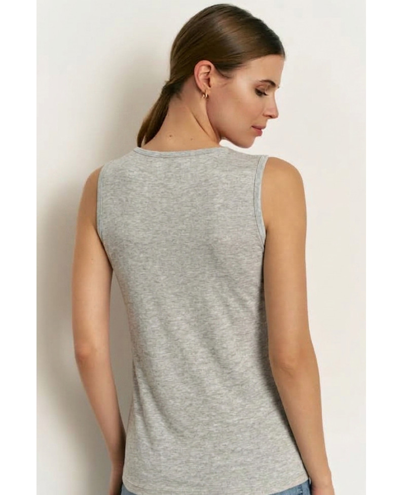 CAMISETA INTERIOR CUELLO SIN MANGAS CUELLO PICO CON DETALLE ENCAJE A TONO DE CÁLIDO TEJIDO MODAL CON LANA