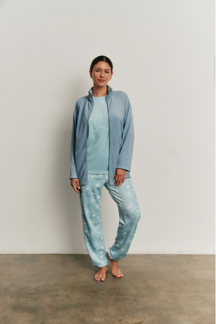 PIJAMA 3 PIEZAS PANTALÓN LARGO PUÑO CON CAMISETA MANGA LARGA REALIZADO EN SUAVE TERCIOPELO ELÁSTICO. BATA TEJIDO PELUDO CON CREM