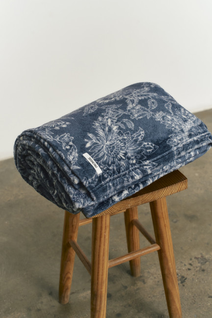 MANTA REALIZADA CON SUAVE Y CÁLIDO TEJIDO SEDALINA DE ESTAMPADO FLORAL. COMBÍNALA CON TU PIJAMA FAVORITO