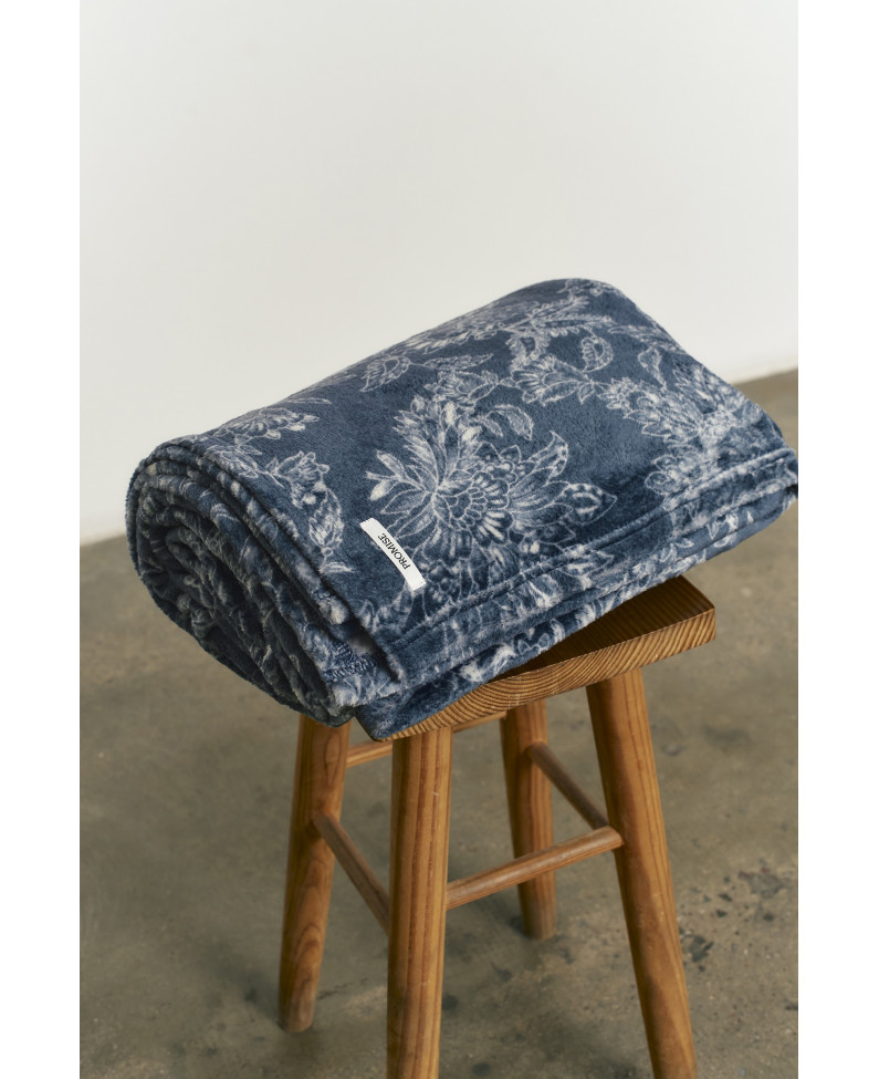 MANTA REALIZADA CON SUAVE Y CÁLIDO TEJIDO SEDALINA DE ESTAMPADO FLORAL. COMBÍNALA CON TU PIJAMA FAVORITO