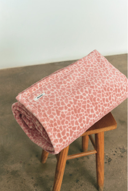 MANTA REALIZADA CON SUAVE Y CÁLIDO TEJIDO DE ESTAMPADO ANIMAL PRINT. COMBÍNALA CON TU PIJAMA FAVORITO