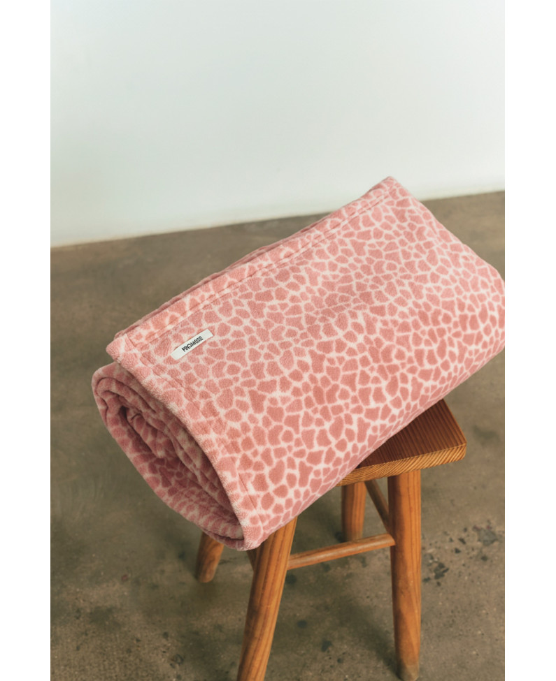 MANTA REALIZADA CON SUAVE Y CÁLIDO TEJIDO DE ESTAMPADO ANIMAL PRINT. COMBÍNALA CON TU PIJAMA FAVORITO