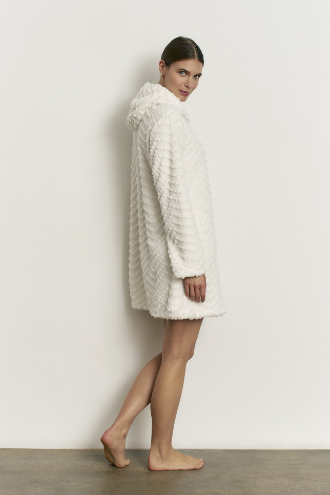BATA  ABOTONADA TEJIDO JACQUARD PELUDO CON CAPUCHA