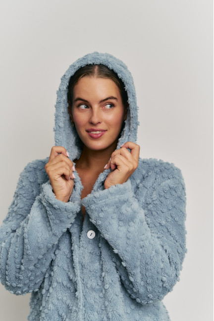 BATA  ABOTONADA TEJIDO JACQUARD PELUDO CON CAPUCHA  AZUL