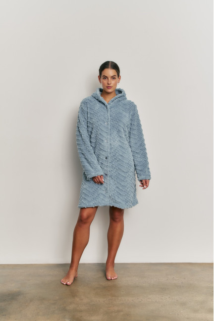 BATA  ABOTONADA TEJIDO JACQUARD PELUDO CON CAPUCHA  AZUL