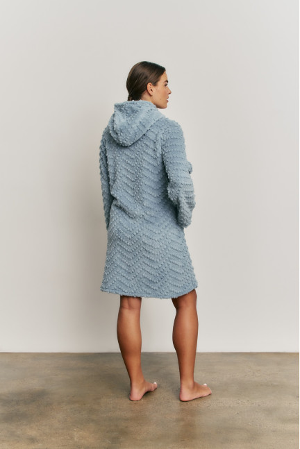 BATA  ABOTONADA TEJIDO JACQUARD PELUDO CON CAPUCHA  AZUL