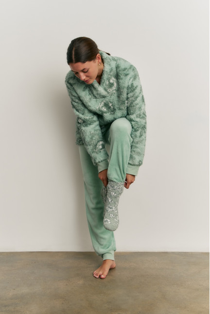 PIJAMA PANTALÓN LARGO PUÑO TEJIDO PELUDO Y SUDADERA MANGA LARGA TEJIDO BORREGUITO