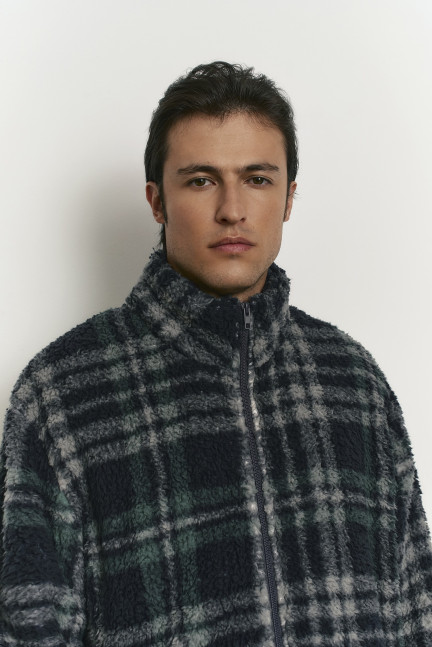 CHAQUETA BOMBER CON CREMALLERA TEJIDO BORREGUITO ESTAMPADO CUADROS