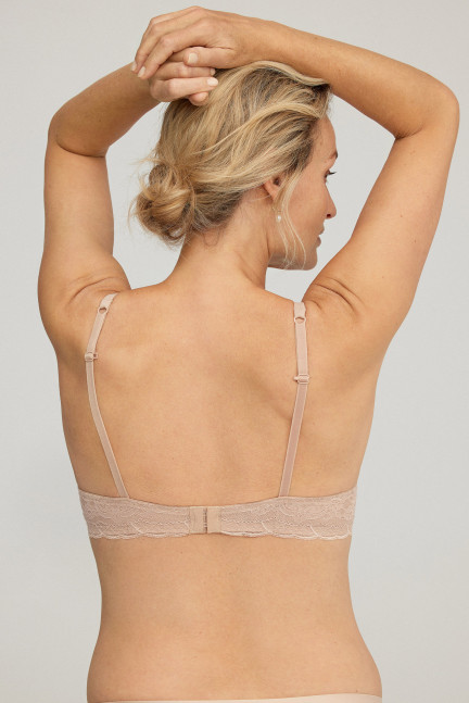 SUJETADOR PUSH-UP CON AROS. CONFECCIONADO EN ENCAJE